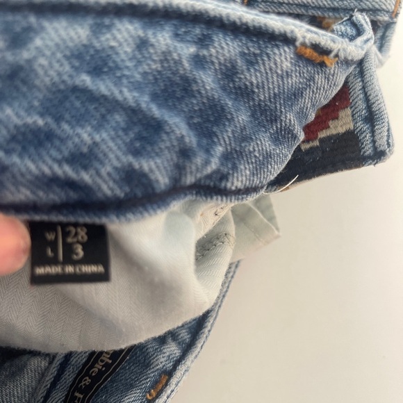 Abercrombie & Fitch Embroidered Boyfriend Cutoff Denim Shorts Size 28 Aztec - Picture 4 of 7